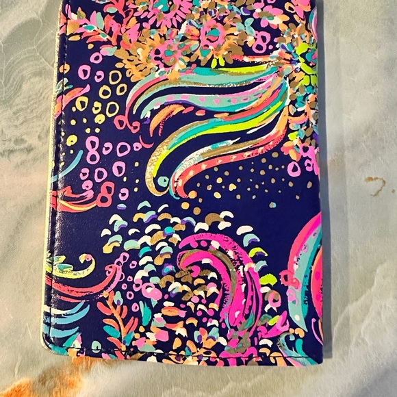 Lilly Pulitzer passport cover/holder/wallet NEW Paradise Found Beach Loot -NWT - Picture 2 of 4